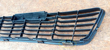 Laden Sie das Bild in den Galerie-Viewer, TOYOTA HILUX 15- MITTELGITTER STOßSTANGENGRILLE VORNE 53112-0K130
