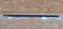 Laden Sie das Bild in den Galerie-Viewer, VW GOLF VII 13- AUSSENFENSTERDICHTUNG LINKS HINTEN NEU 5G6839477