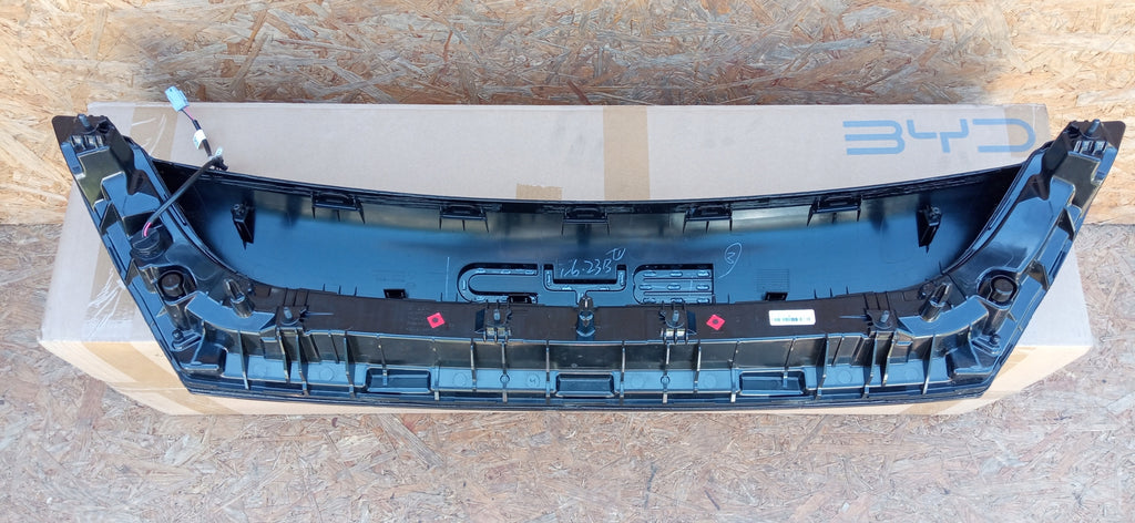 BYD DOLPHIN ELEKTRYK 23- LAMPA ŚRODKOWA ATRAPA PRZÓD EM2E-4102300A