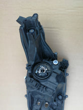 Laden Sie das Bild in den Galerie-Viewer, TOYOTA YARIS IV 4 19- SCHEINWERFER RECHTS VORNE LINSE KOITO K0-6 EU