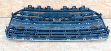 Laden Sie das Bild in den Galerie-Viewer, AUDI A6 C7 LIFT 14- KÜHLERGRILL MITTE STOSSSTANGE VORNE 4G0853651BP