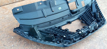 Laden Sie das Bild in den Galerie-Viewer, NISSAN QASHQAI II J11 LIFT 17- ATRAPA GRILL ZDERZAKA PRZEDNIEGO 62310HV00A