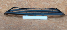 Laden Sie das Bild in den Galerie-Viewer, OPEL INSIGNIA B 17- ATRAPA KRATKA DOLNA GRILL ZDERZAKA PRZÓD 13491183