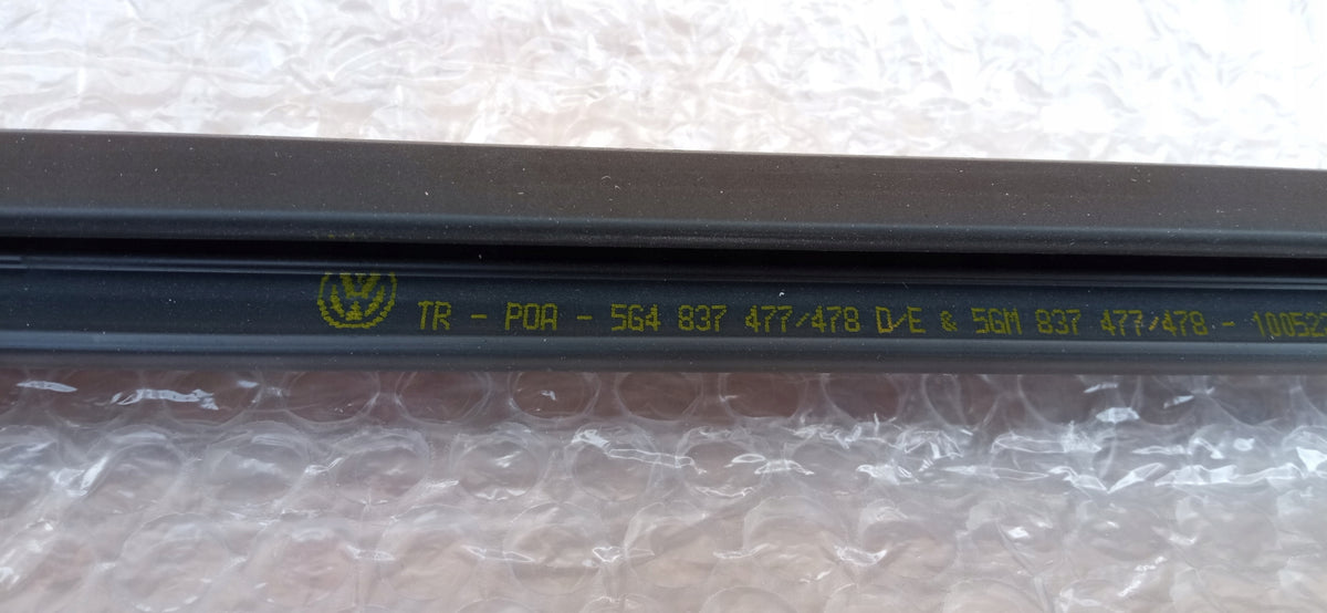 VW Golf VII 7 13- 5D Trim Strip Zgarniająca Front Left Door New 5G4837477 — photo 4 of 7