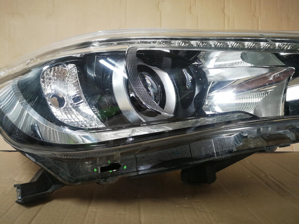 TOYOTA HILUX VIII 8 15- LAMPA REFLEKTOR PRAWY PRZÓD LED KOITO 0K-56