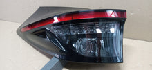 Laden Sie das Bild in den Galerie-Viewer, TOYOTA YARIS CROSS 20- RÜCKLEUCHTE LINKS HINTEN LED 81560-0DE20 0D-319