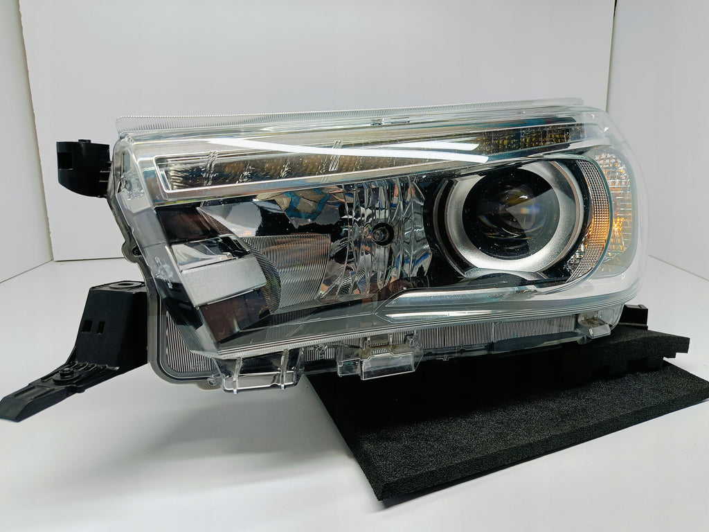 TOYOTA HILUX VIII 8 15-LAMPA REFLEKTOR LEWY PRZÓD SOCZEWKA LED KOITO 0K-56