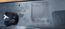 Laden Sie das Bild in den Galerie-Viewer, OPEL MOKKA B II 20- TÜRLEISTE VORNE LINKS 9841010880