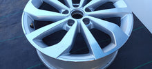 Laden Sie das Bild in den Galerie-Viewer, FELGA ALUMINIOWA VW T-ROC TROC 2GA 7.0"x17" 5X112 ET 45 2GA601025AC