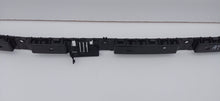 Laden Sie das Bild in den Galerie-Viewer, TESLA MODEL 3 LIFT 23- HALTERUNG HALTER MITTELSTÜCK STOSSFÄNGER HINTEN 1757096-00-C
