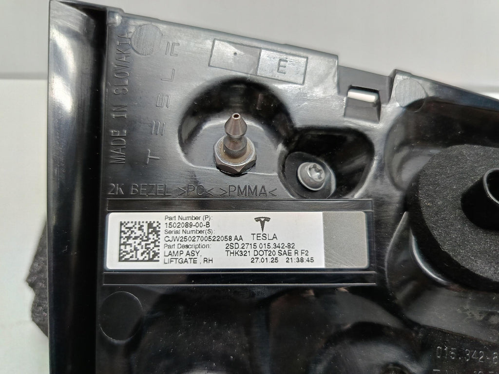 TESLA 3 LIFT Y 20- LAMPA KLAPY BAGAŻNIKA PRAWY TYŁ LED NOWA OE 1502089-00-B