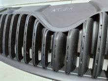 Laden Sie das Bild in den Galerie-Viewer, Skoda Fabia II Mk2 5J 07- GRILL ATRAPA ZDERZAKA PRZEDNIEGO 5J0853668