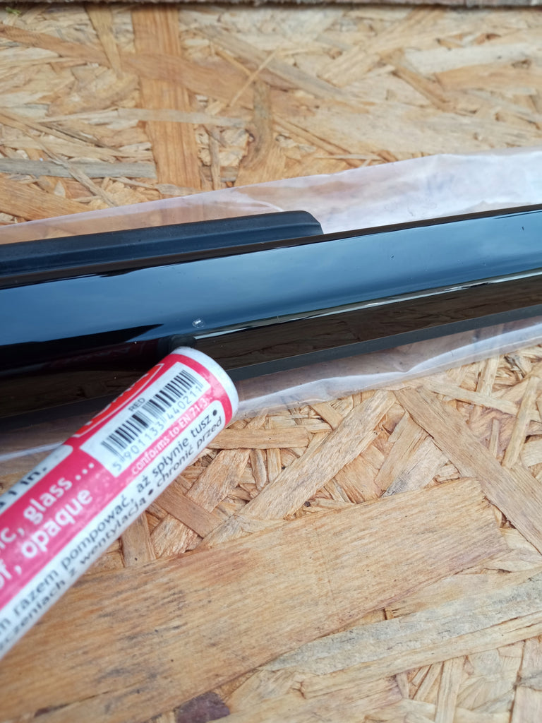 BMW G30G31 M5 LISTWA ZGARNIAJĄCA DRZWI PRZÓD PRAWA