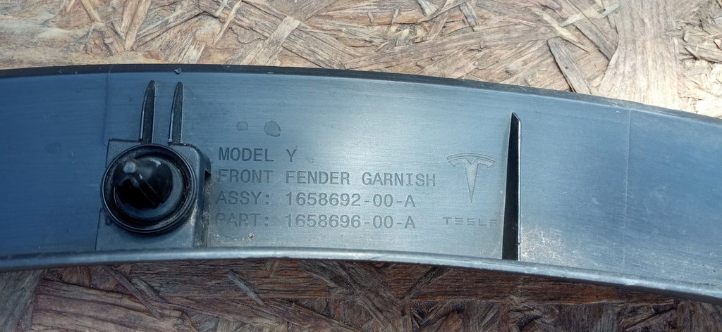 TESLA MODEL Y 20- VERKLEIDUNG KOTFLÜGEL VORNE RECHTS 1658696-00-A