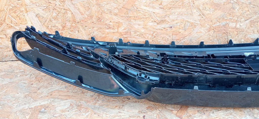 SEAT CUPRA BORN 21- ATRAPA GRILL KRATKA ŚRODKOWA ZDERZAKA PRZÓD 10E805903C