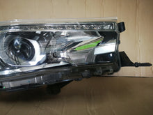 Laden Sie das Bild in den Galerie-Viewer, TOYOTA HILUX VIII 8 15- LAMPA REFLEKTOR PRAWY PRZÓD LED KOITO 0K-56
