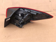 Załaduj zdjęcie do przeglądarki galerii, OPEL ASTRA K LAMPA LEWA TYŁ TYLNA KOMBI 39077374