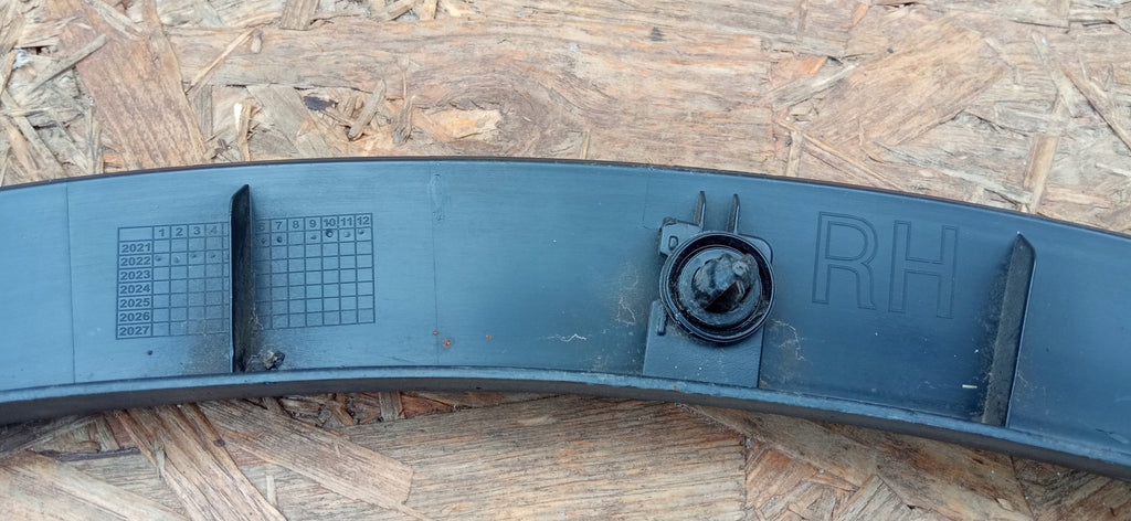 TESLA MODEL Y 22- LISTWA BŁOTNIKA PRAWY TYŁ PRAWA TYLNA 1658698-00-A