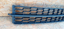 Load image into Gallery viewer, SKODA OCTAVIA III 13- ATRAPA GRILL KRATKA ZDERZAKA PRZEDNIEGO 5E0853677