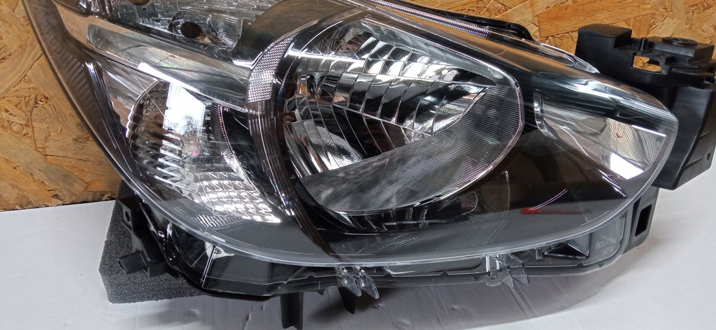 MAZDA 2 II DJ 14- LAMPA PRAWA PRZÓD PRZEDNIA PRAWA ZWYKŁA DB5J-51030