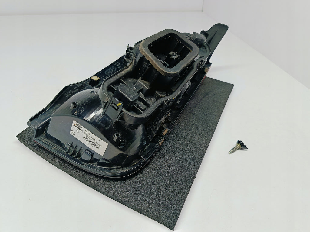 VOLKSWAGEN UP UP! 11- LAMPA LEWA TYLNA LEWY TYŁ 1S0945095G
