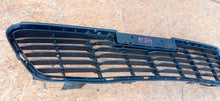 Laden Sie das Bild in den Galerie-Viewer, TOYOTA HILUX 15- MITTELGITTER STOßSTANGENGRILLE VORNE 53112-0K130