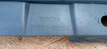 Laden Sie das Bild in den Galerie-Viewer, TOYOTA AVENSIS T29 15- PRÓG NAKŁADKA PROGU LISTWA PROGOWA PRAWA 75851-05050