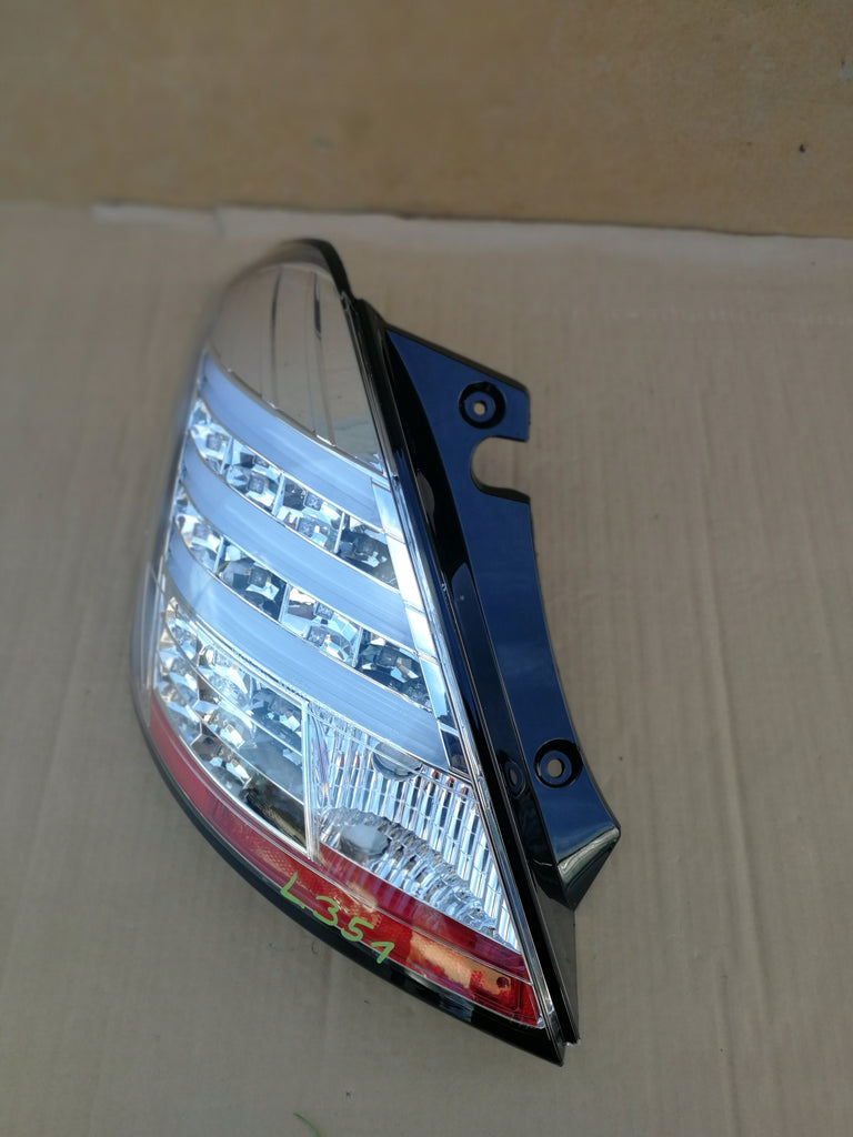 SUZUKI SWIFT MK7 10- LAMPA LEWY TYŁ LEWA TYLNA SONAR CHOME CLEAR