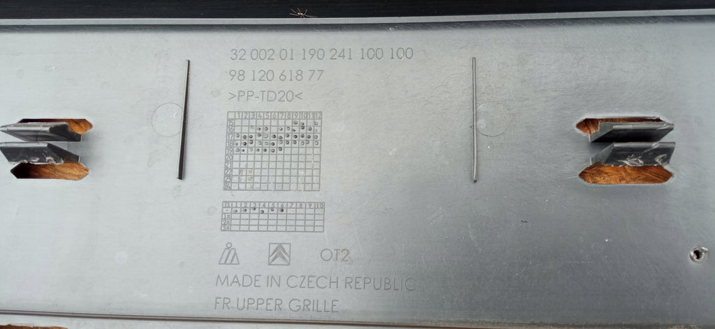 CITROEN C3 III 16- ATRAPA KRATKA ŚRODKOWA GRILL ZDERZAKA PRZÓD 9812061877