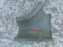 Laden Sie das Bild in den Galerie-Viewer, TESLA MODEL 3 III 17- SCHWELLE C-SÄULE ABSCHLUSS KNEE RECHTS HINTEN 1073736-SC-R