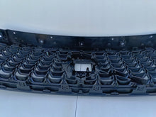 Load image into Gallery viewer, VOLVO XC40 LIFT R-DESIGN 22- ATRAPA GRILL KRATKA ZDERZAKA PRZÓD 32291466