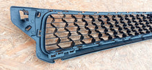Load image into Gallery viewer, DACIA DUSTER I LIFT 13- ATRAPA KRATKA DOLNA GRILL ZDERZAKA PRZÓD 622540347R