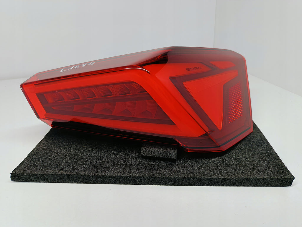 CUPRA BORN 10E 21- LAMPA REFLEKTOR ŚWIATŁO PRAWY TYŁ LED 10E945096A