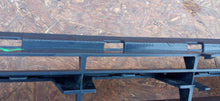 Laden Sie das Bild in den Galerie-Viewer, OPEL ASTRA III H 04- KÜHLERGRILL STOSSSTANGE VORNE 375768702