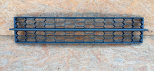 Load image into Gallery viewer, SKODA OCTAVIA III 13- ATRAPA GRILL KRATKA ZDERZAKA PRZEDNIEGO 5E0853677