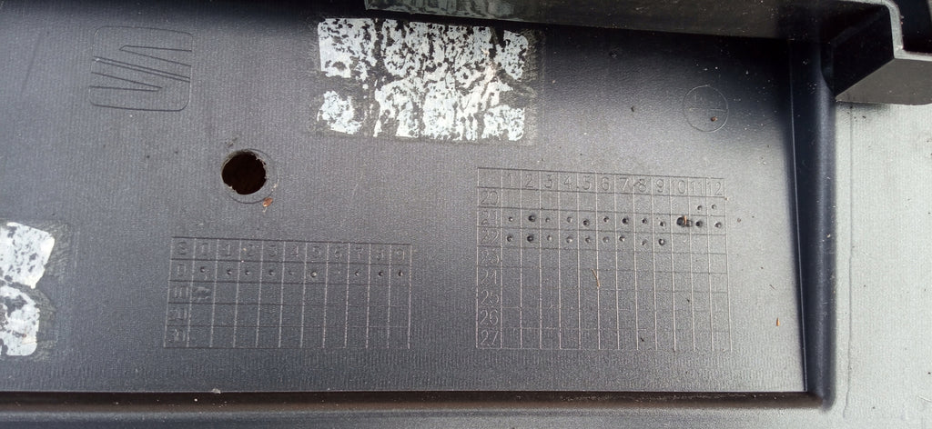 SEAT CUPRA BORN 21- ATRAPA GRILL KRATKA ŚRODKOWA ZDERZAKA PRZÓD 10E805903C