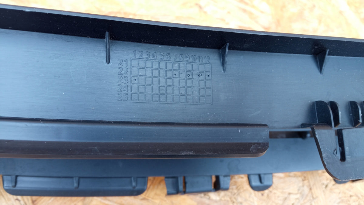 Tesla Model Y 20- Atrapa Kratka Dolna Grill — zdjęcie 10 z 11