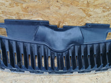Załaduj zdjęcie do przeglądarki galerii, SKODA FABIA 2 II LIFT 10- ATRAPA GRILL KRATKA ZDERZAKA PRZÓD 5J0853668D