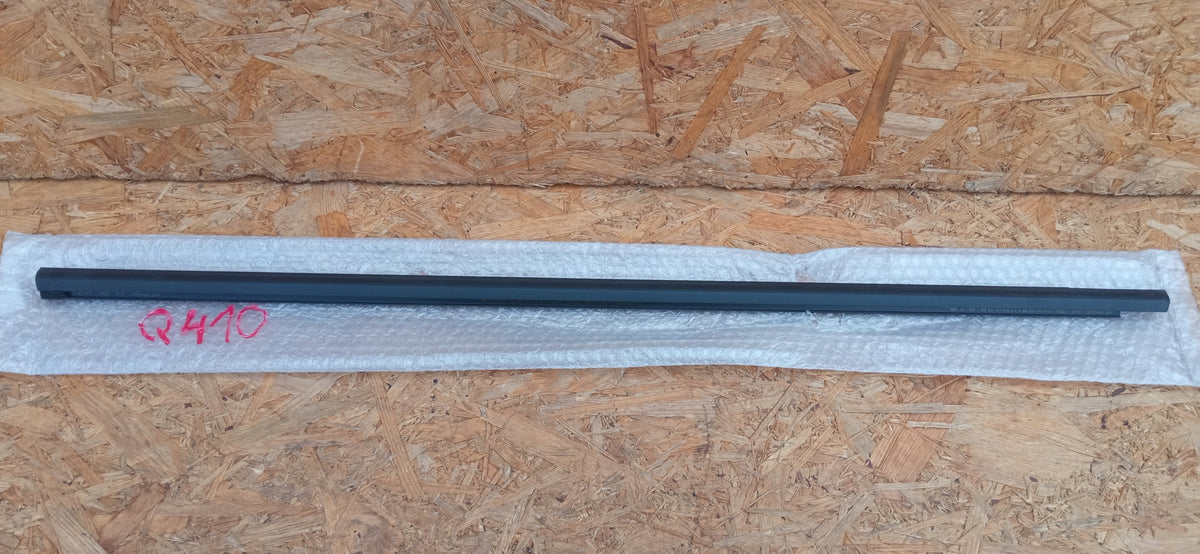 VW Golf VII 7 13- 5D Trim Strip Zgarniająca Front Left Door New 5G4837477 — photo 1 of 7