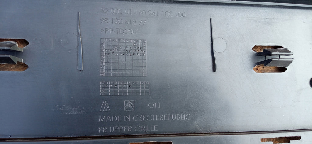 CITROEN C3 III 16- ATRAPA KRATKA ŚRODKOWA GRILL ZDERZAKA PRZÓD 9812061877