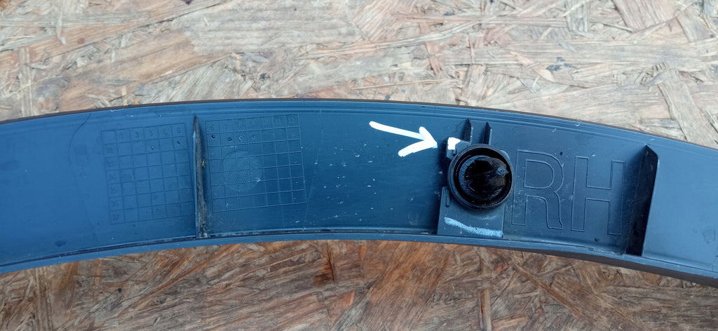 TESLA MODEL Y 22- KOTFLÜGELLEISTE HINTEN RECHTS 1683866-00-A