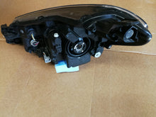 Laden Sie das Bild in den Galerie-Viewer, TOYOTA YARIS III LIFT 17- SCHEINWERFER RECHTS VORNE KOITO 0D-197