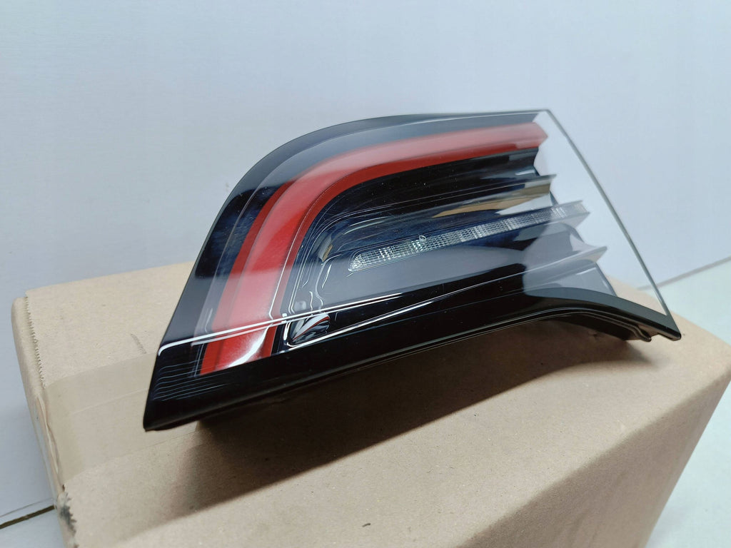 TESLA 3 LIFT Y 20- LAMPA KLAPY BAGAŻNIKA PRAWY TYŁ LED NOWA 3 1502089-00-B