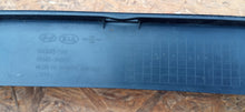 Load image into Gallery viewer, KIA CEED I 06- ATRAPA KRATKA ŚRODKOWA GRILL ZDERZAKA PRZÓD 86565-1H000