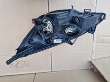 Laden Sie das Bild in den Galerie-Viewer, OPEL MERIVA B LAMPA PRAWA PRZÓD PRZEDNIA 13305776