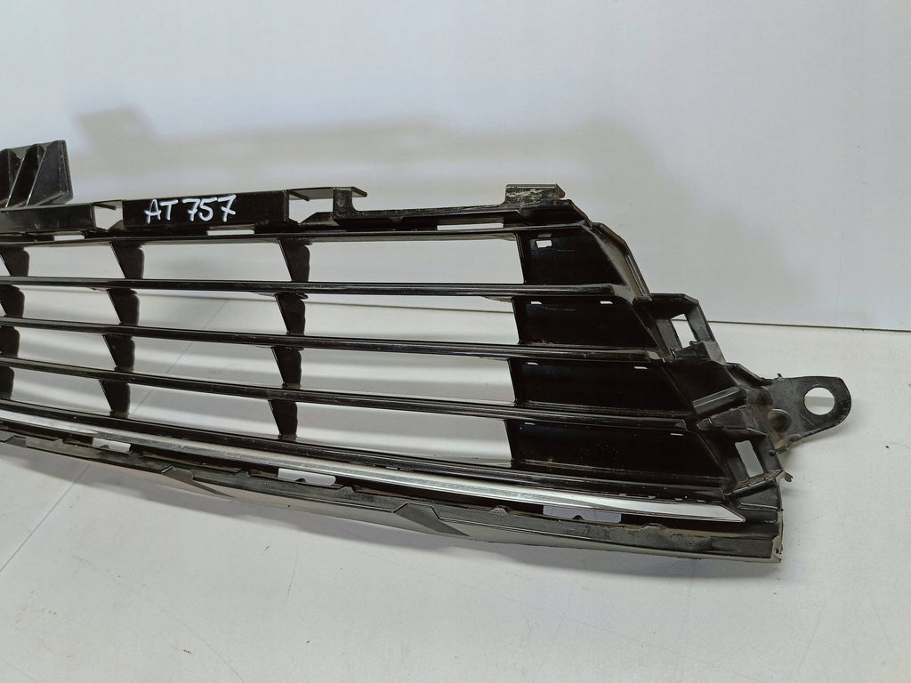 Toyota Auris II LIFT 15- KRATKA ŚRODKOWA ATRAPA ZDERZAKA PRZÓD 5311202670