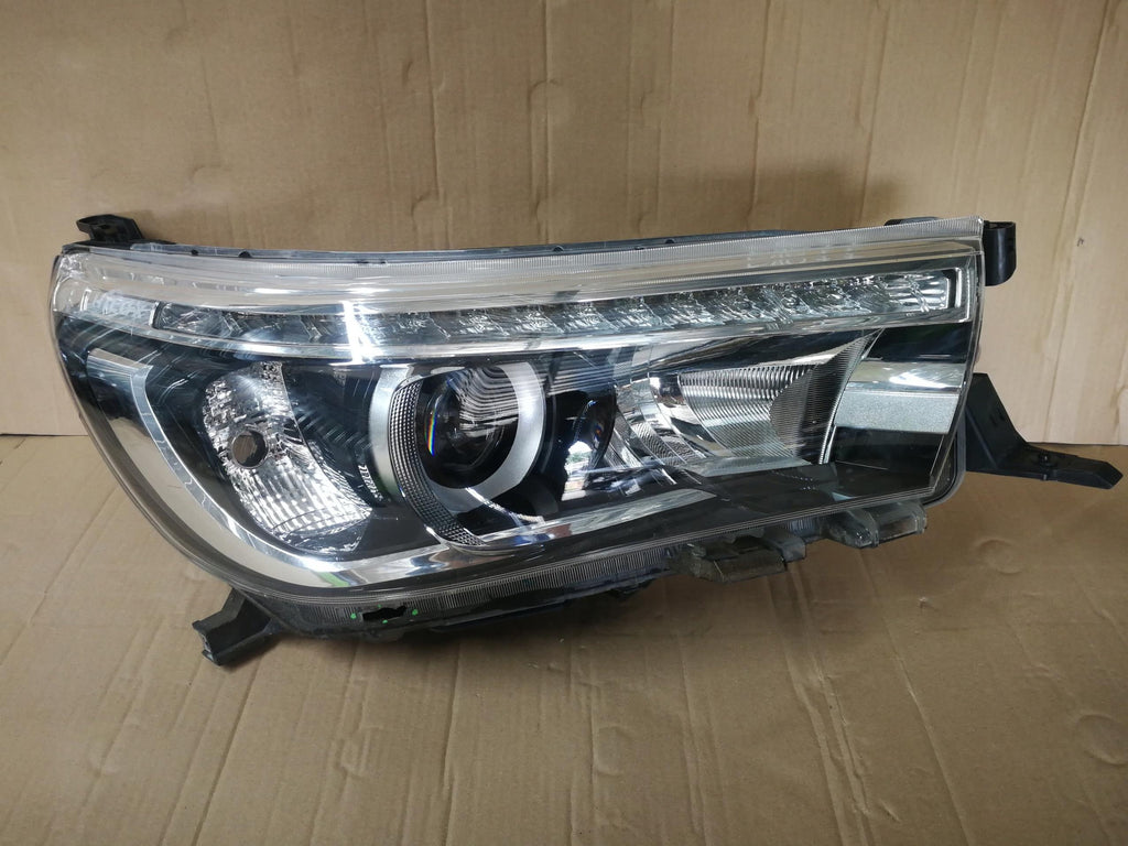 TOYOTA HILUX VIII 8 15- LAMPA REFLEKTOR PRAWY PRZÓD LED KOITO 0K-56