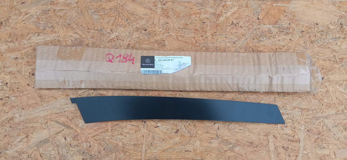 Mercedes W204 Trim Strip Słupka Rear Right Door New — photo 1 of 5
