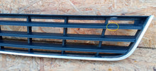 Załaduj zdjęcie do przeglądarki galerii, VOLKSWAGEN PASSAT B6 05- ATRAPA KRATKA GRILL ZDERZAKA PRZEDNIEGO 3C0853677