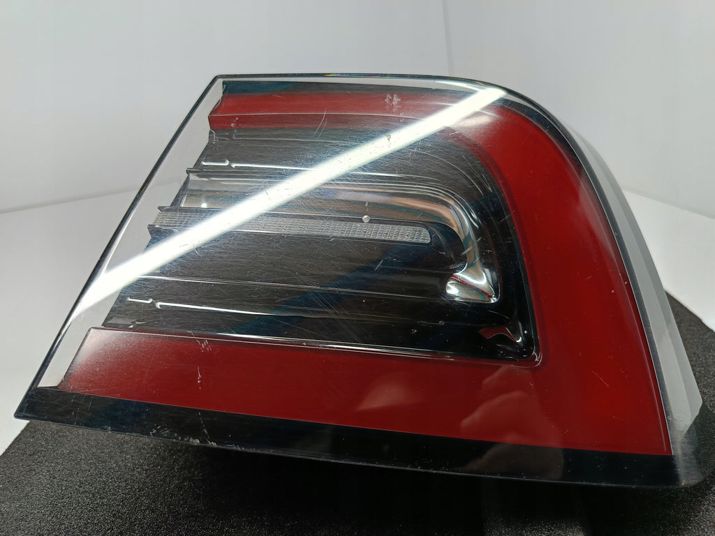 TESLA 3 III LIFT Y MY 20-LAMPA REFLEKTOR ŚWIATŁO PRAWY TYŁ LED 1502087-00-D